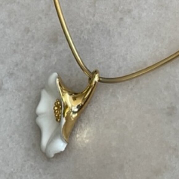 Vintage Biagi necklace -Gold & white enamel flower pendant - Picture 1 of 6